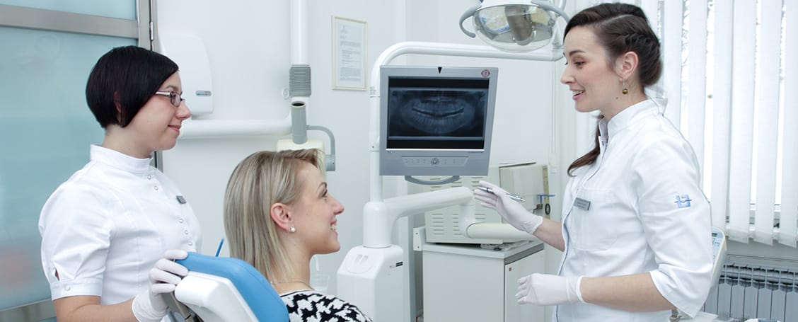 smile-makeover-estetska-stomatologija-implantati-navlake-zubi-stomatolog-zubar-poliklinika-breyer