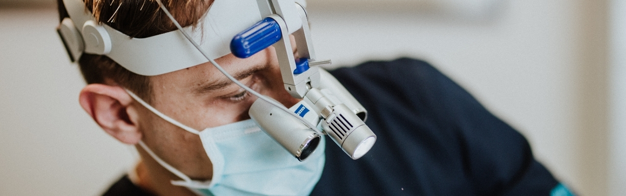 Doktor dentalne medicine izvodi stomatološki pregled u ordinaciji